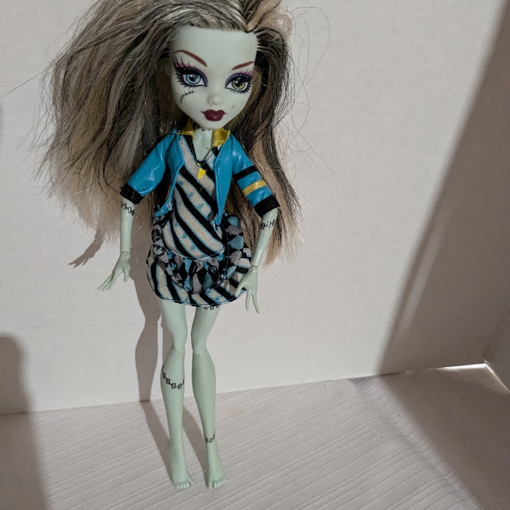 Monster High Frankie Stein doll 2008 black elastics in picture day outfit